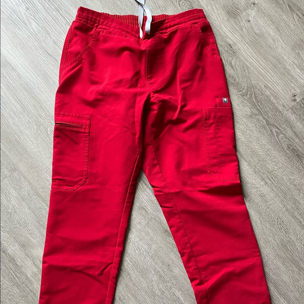 FIGS yola skinny scrub pants in red / petite xs